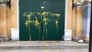 испорченная граффити дверь