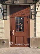 Установили три технические входные двери на фасаде фабрики в Москве