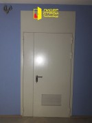 Нестандартная двупольная дверь с фрамугой и вентиляционной решеткой