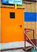 Входная огнейстокая дверь со стеклом в научно-практический центр здоровья детей и подростков
