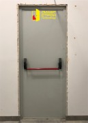 Установка противопожарных дверей с системой "антипаника"в «XL outlet family»