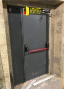 Установка противопожарных дверей с системой "антипаника"в «XL outlet family»
