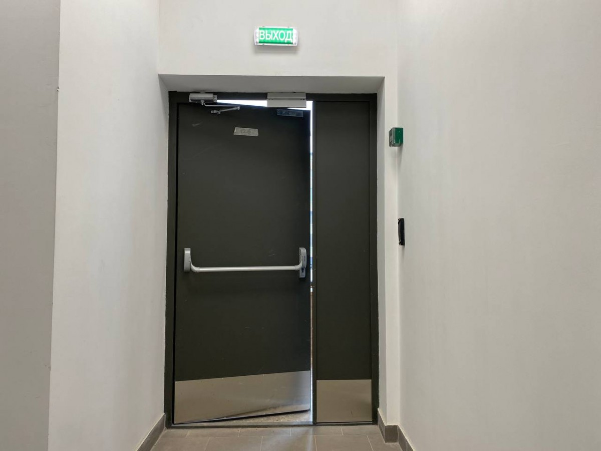 Полуторная дверь с антипаникой EI-60