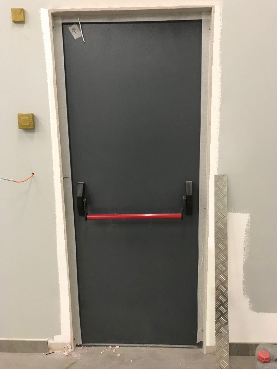Однопольная противопожарная глухая дверь Ei-90 с антипаникой нестандартный цвет