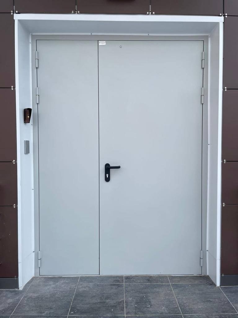 Техническая полуторапольная красная дверь